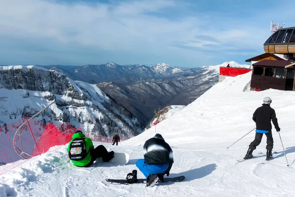 Вершине Горнолыжного Склона Сноубордисты Досках Лыжники Пути Заднем Плане Горные — стоковое фото