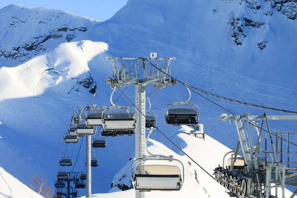 Una Cabina Telesilla Vacía Las Pistas Nevadas Fondo Con Rastros —  Fotos de Stock