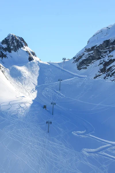 Funivia Tra Montagne Innevate Sullo Sfondo Del Cielo Blu Pista — Foto Stock