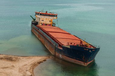 Karadeniz 'de kargo gemisi Surov' da batmış. Petrol ürünlerinin izleri suda görülebilir. Rusya 'da terk edilmiş bir gemi.