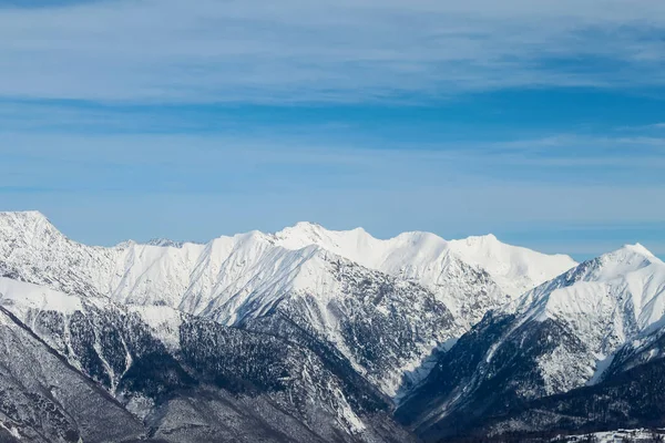 Chaînes Montagnes Enneigées Sur Fond Ciel Bleu Avec Des Nuages — Photo