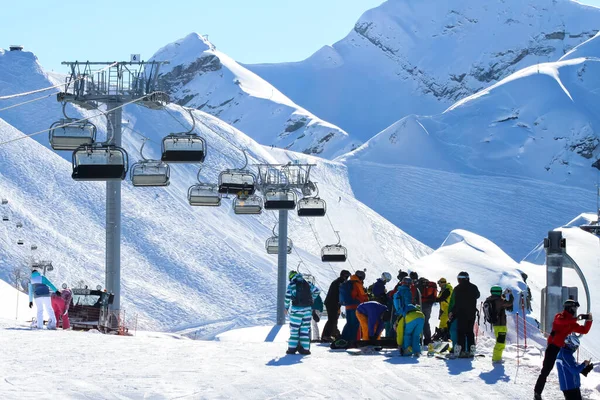 Une Foule Skieurs Snowboarders Sur Piste Ski Face Télésiège Les — Photo