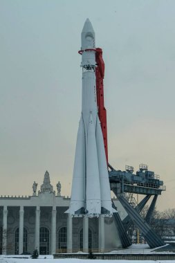 Moskova, VDNKh 'deki uzay roketi anıtı. Vostok uzay aracı fırlatmak için kullanılan üç aşamalı bir roket. Arka planda gri bir gökyüzü var ve kar yağıyor