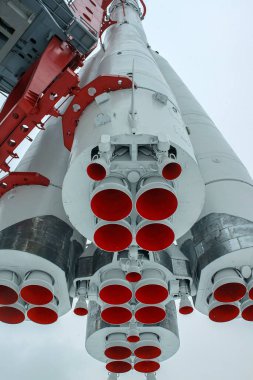 Vostok uzay roketinin anıtı. Aşağıdan bak. Arka planda kar taneleri olan gri bir gökyüzü var. İlk insanlı Vostok uzay aracını 12 Nisan 1961 'de fırlattı.