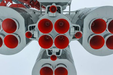 Moskova 'daki sergideki ilk Sovyet uzay gemisi Vostok. Aşağıdan motor nozüllerinin görüntüsü. Arka planda kar taneleriyle gri bir gökyüzü var..