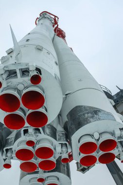 Vostok uzay aracı motor başlıklarının altından görüntüle. Arka planda gri gökyüzü var. Vostok, uzay aracı fırlatmak için kullanılan üç aşamalı bir roket..