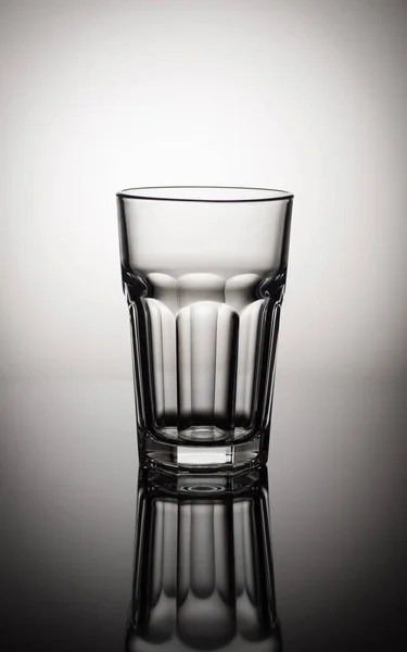 Ayna Görüntülü Gri Üzerine Boş Viski Bardağı — Stok fotoğraf