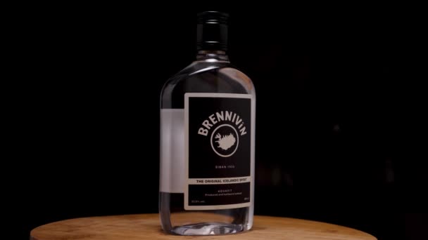 Flasche Brennivin Auf Schwarzem Hintergrund Traditionelles Isländisches Alkoholisches Getränk Die — Stockvideo