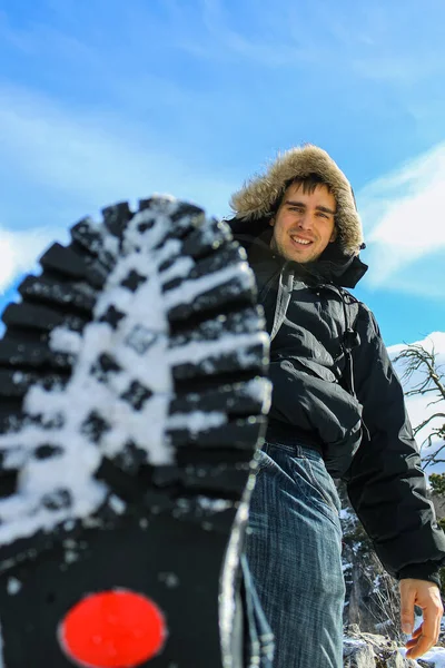 Крупный План Подошвы Ботинка Снегу Заднем Плане Молодой Человек Черной — стоковое фото