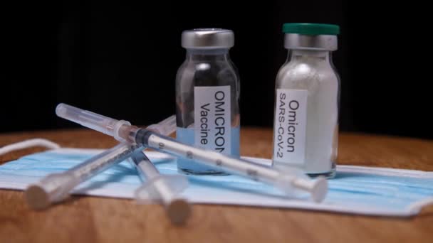 Medische Maskers Spuiten Injectieflacons Met Omicron Vaccin Houten Ondergrond Camera — Stockvideo