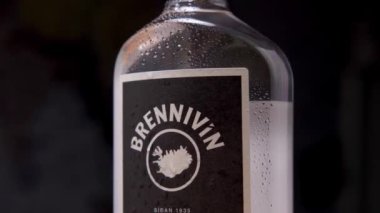 Bir şişe Brennivin 'in etiketini kapatıyoruz. Arka planda yoğunlaşma damlacıkları var. Geleneksel İzlanda ruhları. Rusya, Krasnodar, 10 Aralık 2021