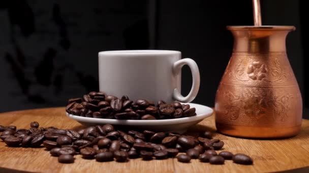 Vit Mugg Och Fat Med Kaffe Och Koppar Cezve Trä — Stockvideo