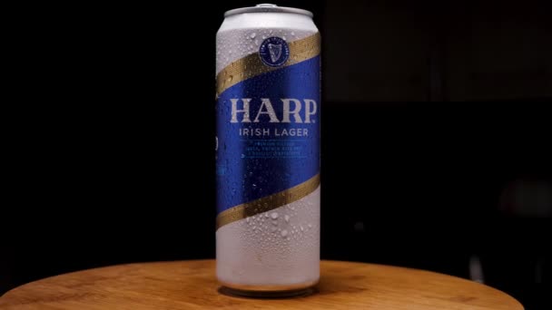 Harfe 450 Aluminium Bierdose Mit Kondenswassertropfen Hochwertiges Irisches Pils Auf — Stockvideo