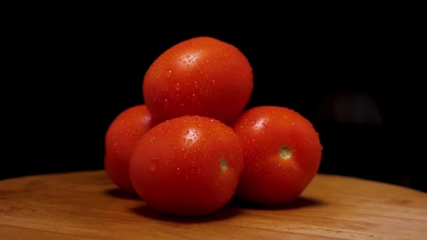 木の背景に結露の滴で赤いジューシーなトマトを熟す カメラが飛び回っている パララックス効果 — ストック動画