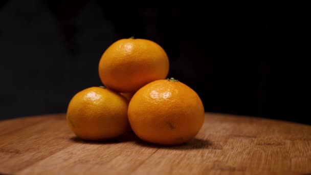 Garstka Dojrzałych Żółtych Mandarynek Drewnianym Tle Kamera Lata Dookoła Efekt — Wideo stockowe