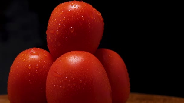 Primer Plano Tomates Rojos Maduros Con Gotitas Condensación Girando Sobre — Vídeo de stock