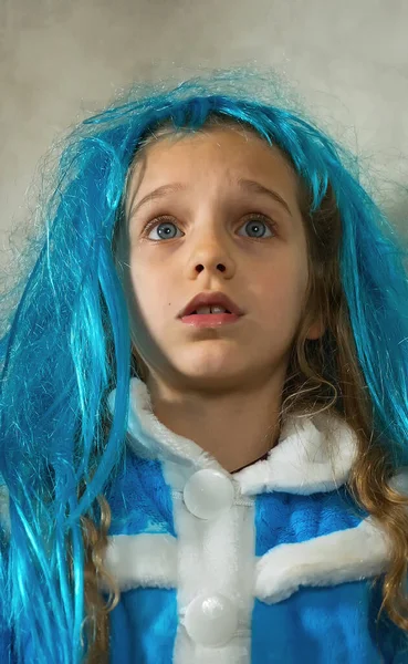 Büyük Gri Gözlü Mavi Peruklu Kardan Kız Kostümü Giyen Bir — Stok fotoğraf