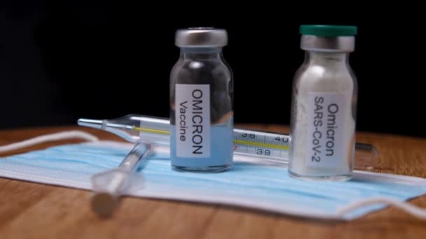 Şişe Omicron Aşısı Bir Termometre Bir Şırınga Ahşap Bir Arka — Stok video