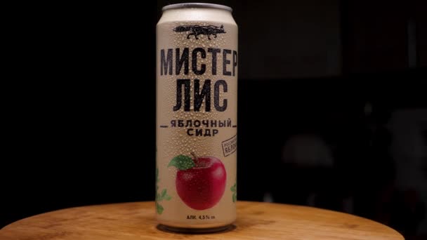 苹果苹果酒在铝罐与凝结滴在木制背景 俄罗斯苹果酒 狐狸先生 摄像机在周围飞来飞去 视差效应 2021年12月10日 俄罗斯克拉斯诺达尔 — 图库视频影像