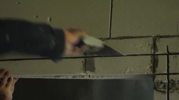 Časová prodleva záběru muže, jak rukou pilou piluje dveře z pěnového bloku. Detailní záběr. Koncept rekonstrukce místnosti. — Stock video