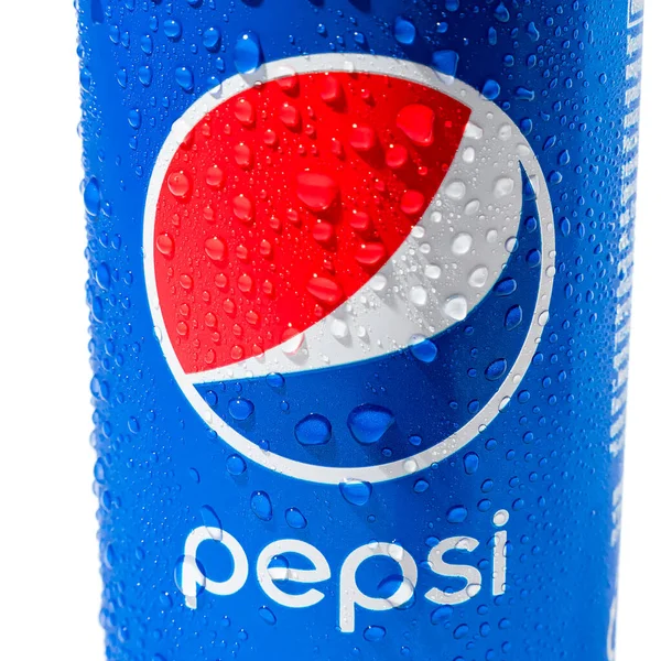 Białym Tle Niebieska Puszka Lub Szklanka Kroplami Wody Logo Pepsi — Zdjęcie stockowe