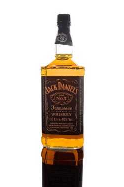 Jack Daniels 7 numaralı viski şişesi beyaz arka planda, güzel bir yansıması var. Amerika 'nın en eski viski markası. Rusya, Krasnodar, 15 Aralık 2021