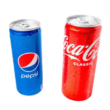 250 ml Pepsi ve beyaz arka planda izole edilmiş su damlacıkları olan 330 ml Coca-Cola. Yukarıdan ön manzara. Rusya, Krasnodar, 15 Aralık 2021
