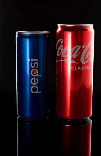 Siyah Arka Planda Iki Kutu Pepsi Coca Cola Aşağıdan Güzel — Stok fotoğraf
