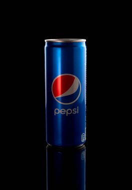 Siyah arka planda 250 ml Pepsi. Aşağıdan güzel bir yansıma. Dünya çapında popüler bir içki. Rusya, Krasnodar, 15 Aralık 2021