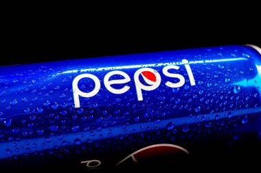 Siyah arka planda izole edilmiş su damlacıkları olan bir kutu Pepsi. Dünya çapında popüler bir içki. Rusya, Krasnodar, 15 Aralık 2021