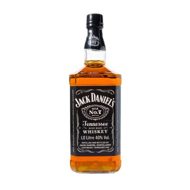 Beyaz arka planda izole edilmiş 7 numaralı Jack Daniels viskisi. Amerika 'nın en eski viski markası. Rusya, Krasnodar, 15 Aralık 2021