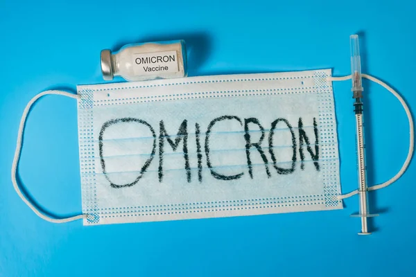 Sobre Fondo Azul Encuentra Una Máscara Médica Etiquetada Con Omicron — Foto de Stock