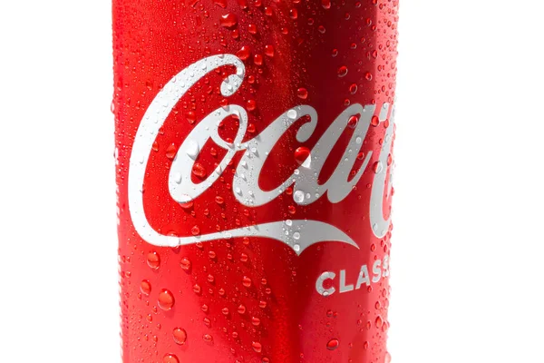白い背景に水滴が隔離されたコカ コーラの赤缶またはガラスのクローズアップ ロシア クラスノダール 2021年12月15日 — ストック写真