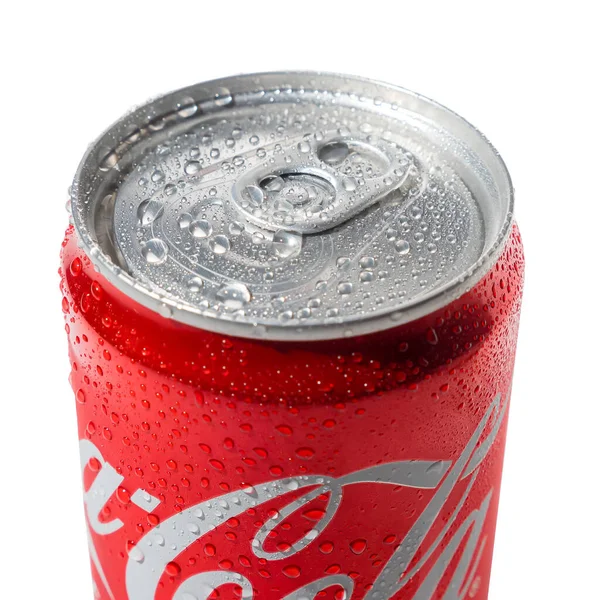 Kaltgeschlossene Dose Coca Cola Mit Wassertropfen Isoliert Auf Weißem Hintergrund — Stockfoto