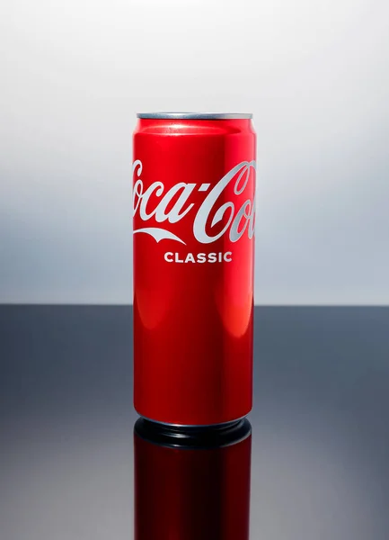 Rood Aluminium Blikje Klassieke Coca Cola Een Zwart Witte Achtergrond — Stockfoto