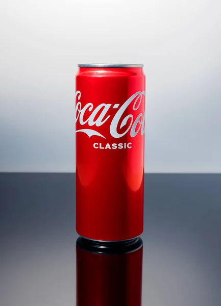 Latta Alluminio Rosso Della Classica Coca Cola Fondo Bianco Nero — Foto Stock