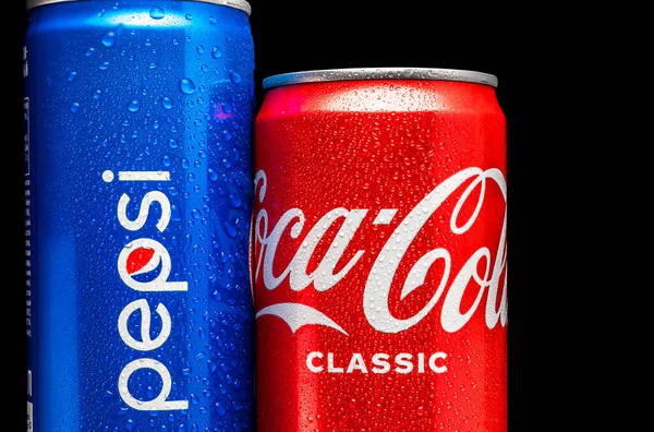 Μπλε Κουτάκι Pepsi Και Κόκκινο Κουτάκι Coca Cola Σταγονίδια Νερού — Φωτογραφία Αρχείου