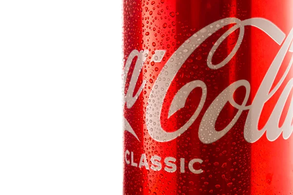 Close Van Een Rood Koud Blikje Coca Cola Met Waterdruppels — Stockfoto