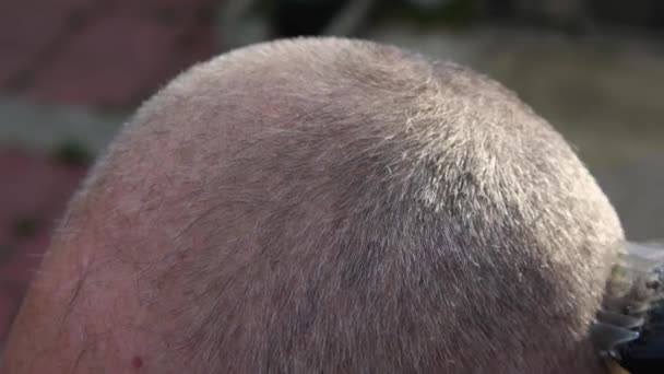 Cordless Machine Cuts Gray Hairs Elderly Man Head Close — Vídeo de Stock