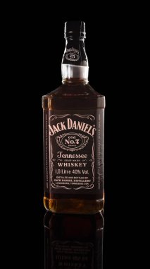 Jack Daniels Eski 7 numara siyah arka planda, güzel bir yansıması var. Tüm dünyada bilinen bir şişe Amerikan viskisi. Rusya, Krasnodar, 15 Aralık 2021
