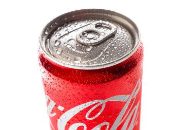 Buz kaplı Coca-Cola kutusu beyaz arka planda izole edilmiş. Su damlacıklı Coca Cola. Üst Manzara. Rusya, Krasnodar, 15 Aralık 2021