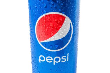 Dar mavi kutu, su damlaları, Pepsi logosu ve beyaz arka planda harfler. Rusya, Krasnodar, 15 Aralık 2021
