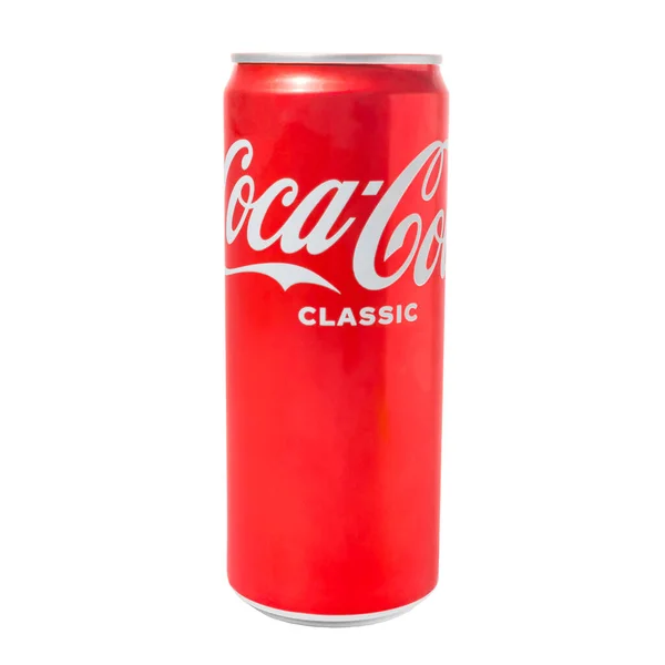 Beyaz arka planda Coca-Cola 330 ml izole edilmiş alüminyum kutu. Yeni Coca-Cola Klasiği Kapalı. Ön manzara. Rusya, Krasnodar, 15 Aralık 2021