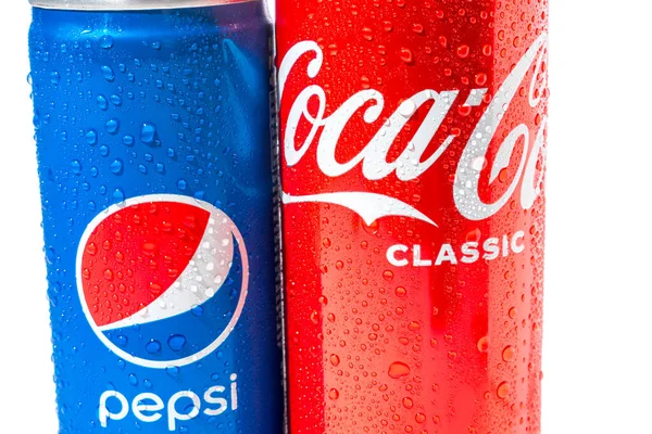 Крупный План Холодных Банок Pepsi Coca Cola Капельками Воды Изолированными — стоковое фото