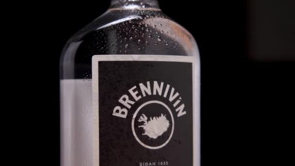 Bir şişe Brennivin 'in etiketini kapatıyoruz. Arka planda yoğunlaşma damlacıkları var. İzlanda ruhları — Stok video