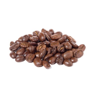 Beyaz arka planda kavrulmuş kahve çekirdekleri. Arabika misafiri. Yakın plan.