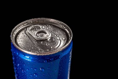 Siyah arka planda su damlacıkları olan mavi bir alüminyum kutunun yan görüntüsü. Yakın plan. Tatlı bir içecek.