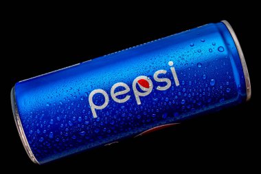 Pepsi 250 ml 'lik su damlaları siyah arka planda izole edilmiş. Dünya çapında popüler bir içki. Rusya, Krasnodar, 15 Aralık 2021