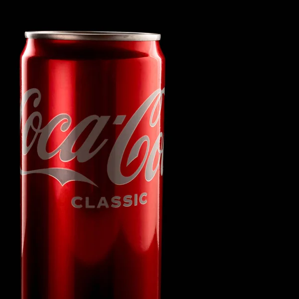 Kaleng Aluminium Kecil Coca Cola Terisolasi Pada Latar Belakang Hitam — Stok Foto
