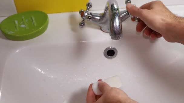 Primo piano di un uomo che si lava le mani con acqua e sapone del rubinetto. Concetto di igiene e prevenzione di una pandemia di coronavirus. — Video Stock